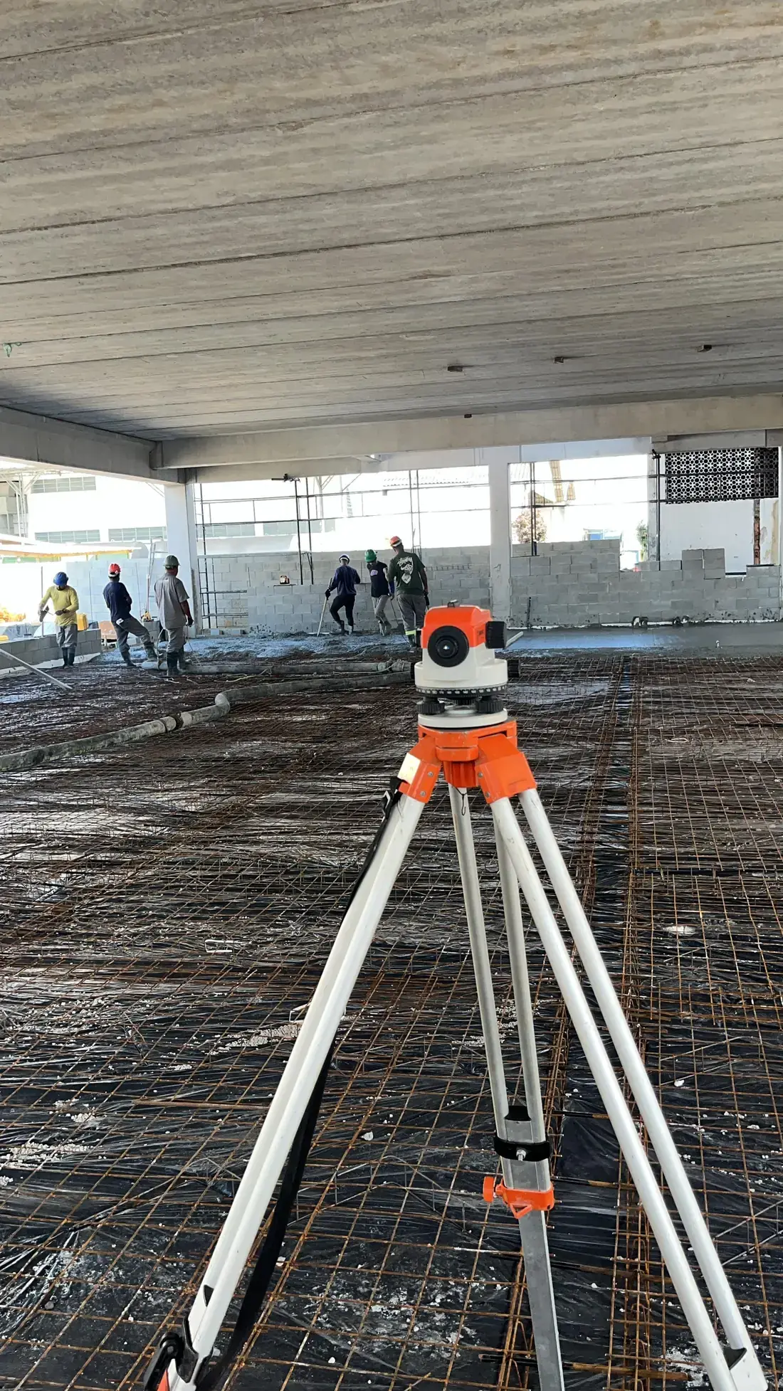 Estação total em controle geométrico sobre laje em obra
