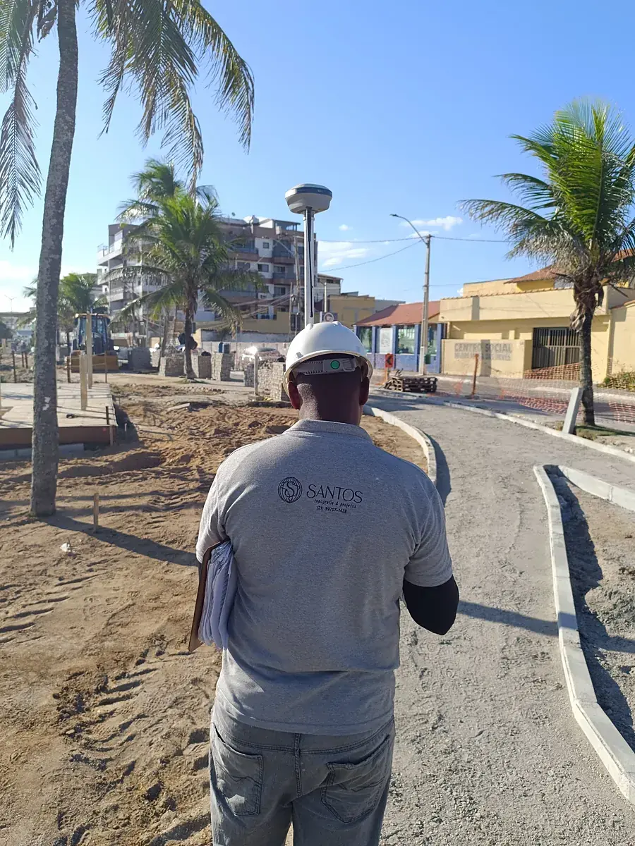 Topógrafo da Santos em levantamento com GNSS